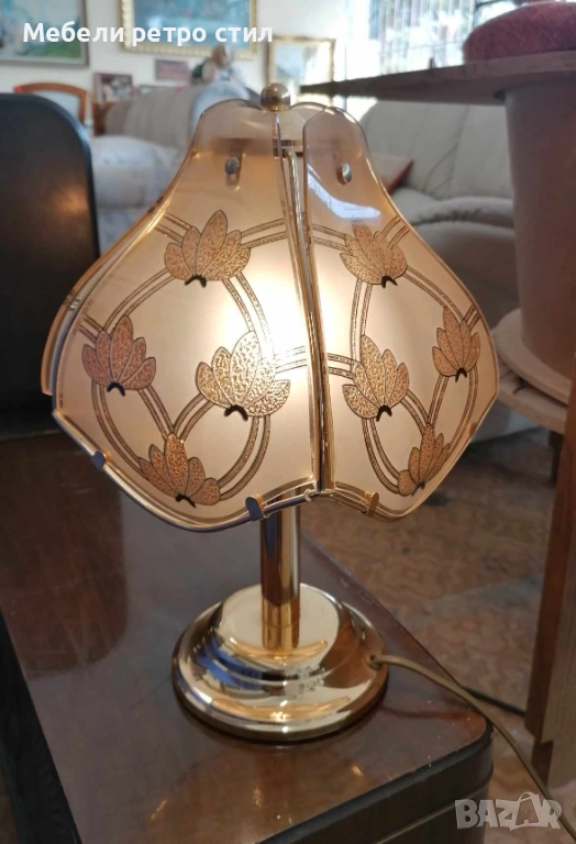 Красива, ретро настолна лампа с тежка месингова основа и декоративен стъклен абажур., снимка 1