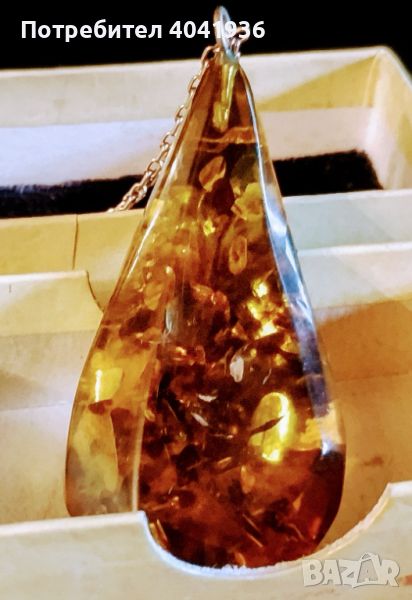 Винтидж медальон от красив масивен кехлибар с мушици и разстения, снимка 1