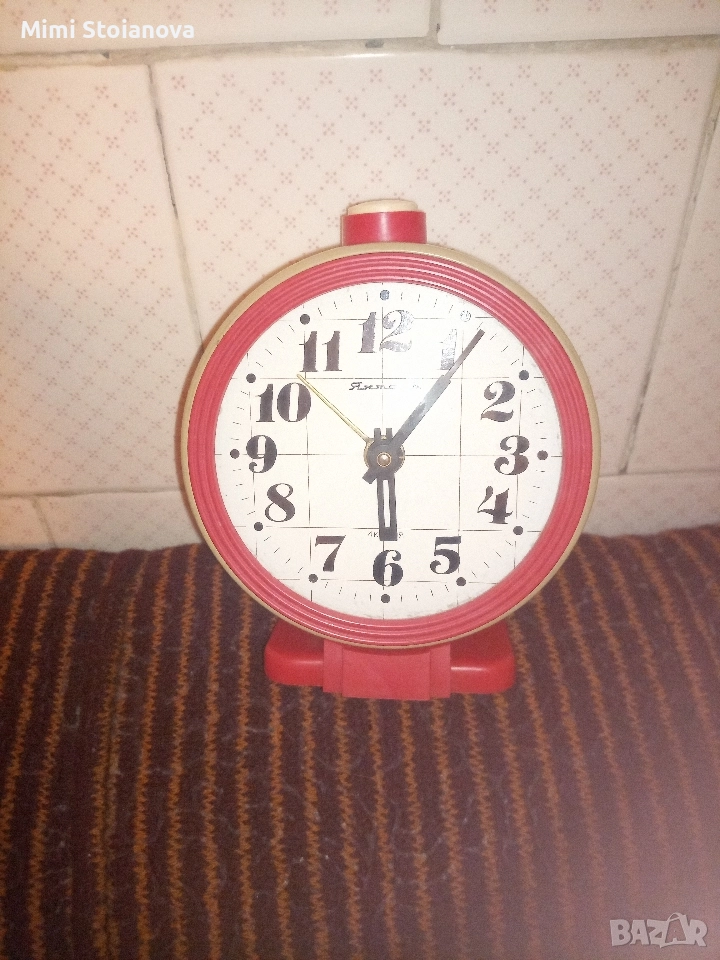 Руски механичен часовник будилник Янтар , снимка 1