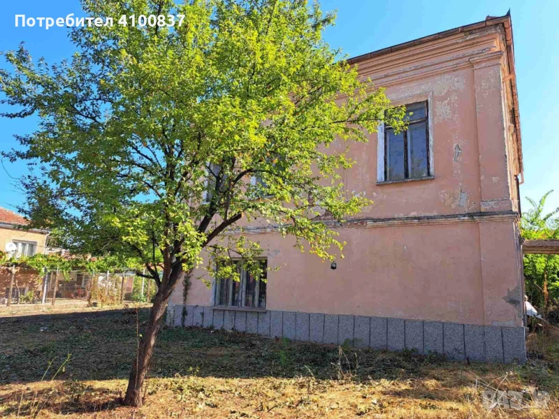 Голям двор със стара постройка, снимка 1