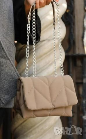 Дамска ватирана чанта в бежов цвят с клъч затваряне и дълга дръжк тип синджир, снимка 4 - Чанти - 46411627