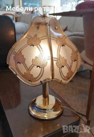 Красива, ретро настолна лампа с тежка месингова основа и декоративен стъклен абажур.