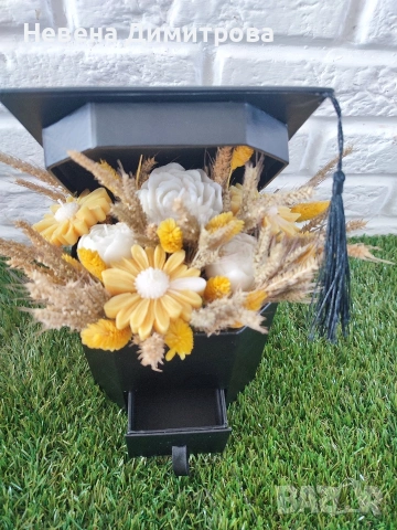 Букет от соеви свещи в кутия академична шапка за бал, снимка 2 - Изкуствени цветя - 53761544