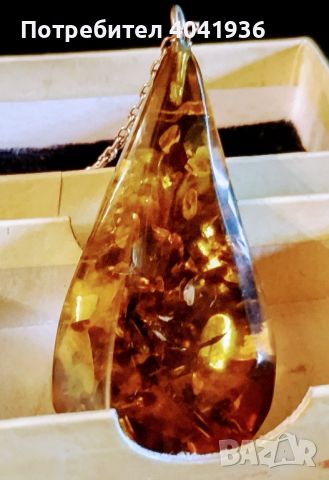 Винтидж медальон от красив масивен кехлибар с мушици и разстения, снимка 1 - Колиета, медальони, синджири - 45224554