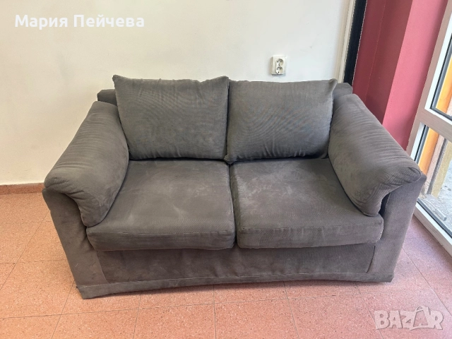 Двуместен сив диван