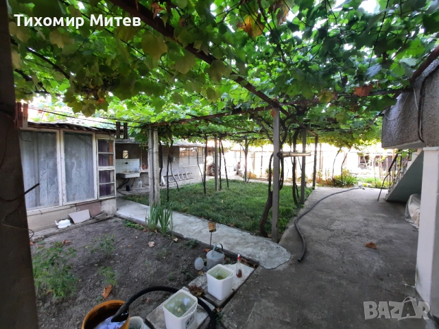 Продавам двуетажна къща с 2 гаража и допълнителни постройки, снимка 2 - Къщи - 51523131