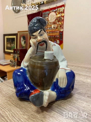 Порцеланова гарафа „Казак с бъчва“