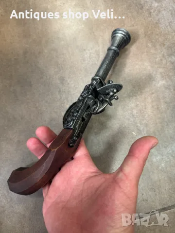 Чифт декоративни пищови №6958 Чифт кремъчни пистолети изработени от метал с дървен приклад. Механизм, снимка 3 - Други ценни предмети - 50419836