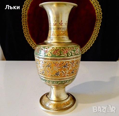 Бронзова ваза с красив цветен клетъчен емайл. 