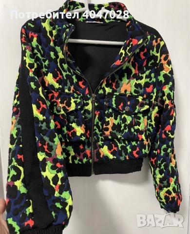 Цветно,късо якенце.