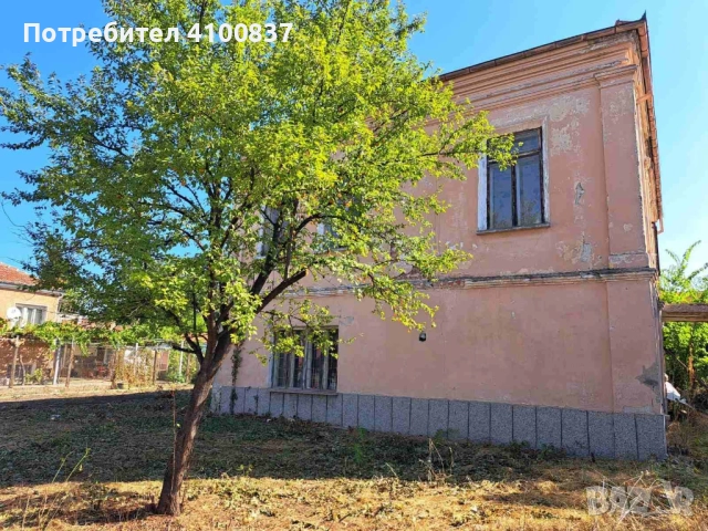 Голям двор със стара постройка, снимка 1