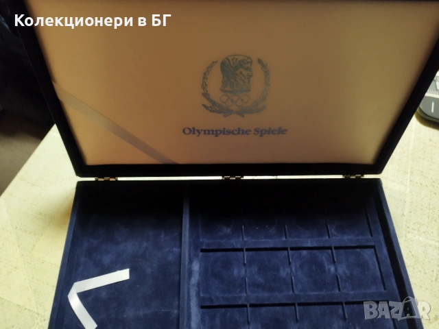 ГОЛЯМА ВЕЛУРЕНА КУТИЯ  ЗА СЪХРАНЕНИЕ НА МОНЕТИ, снимка 2 - Нумизматика и бонистика - 53921517