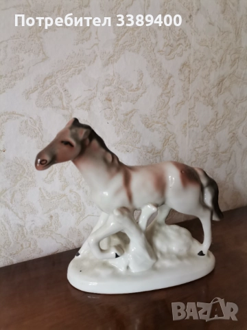 Българска порцеланова фигура 