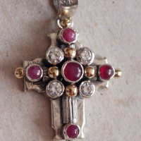 Кръст злато-сребро с инкрустирани рубини и циркони, снимка 1 - Колиета, медальони, синджири - 44958346