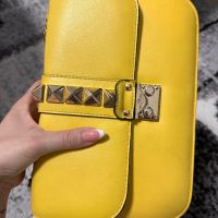 Жълта чантичка Valentino, снимка 10 - Чанти - 45439231