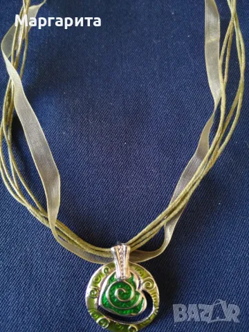 колиета от изложения на ръчно направени бижута