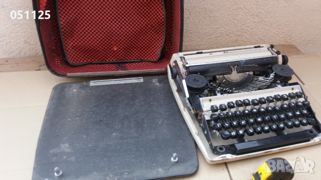 стара ръчна пишеща машина в куфар , снимка 11 - Антикварни и старинни предмети - 44993314