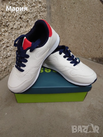 Бели маратонки