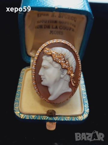 Уникален дамски златен пръстен,злато 18 карата,45 брилянта,и огромна камея