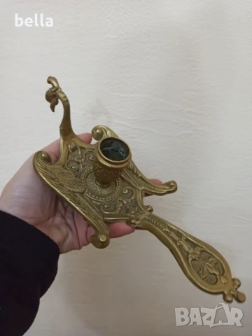 Масивен бронзов свещник във форма на паун произведен във Франция между 1900-1940 г