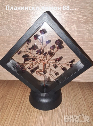 дърво с естествени камъчета от гранат