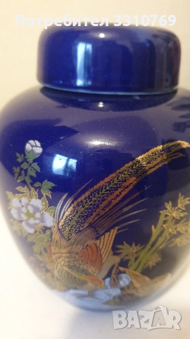 Красиви порцеланови вази с много кобалт и злато. 