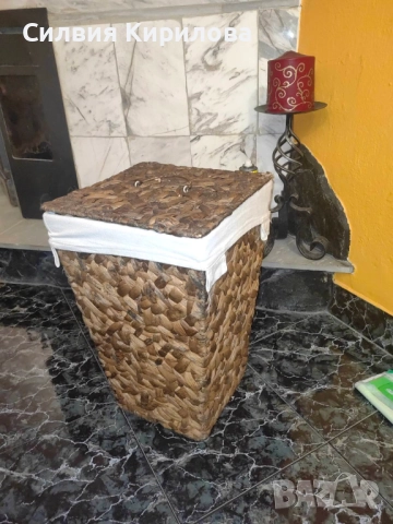 Плетен кош за пране с капак.