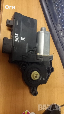 Моторче за сваляне на стъклото от Пежо 307 предна дясна врата 9637131180, снимка 2 - Части - 52379919