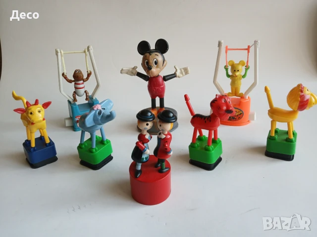 Стари и нови фигурки с натискащ се бутон и трапец гимнастици.