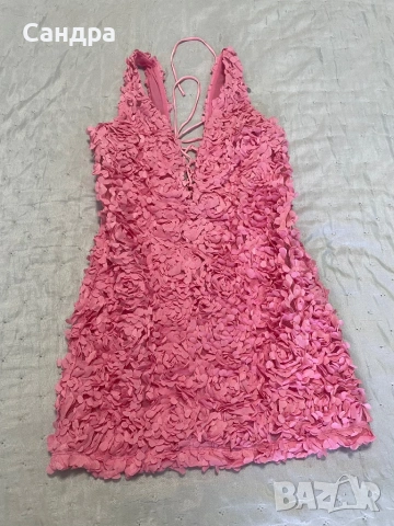 Розова уникална рокля с 3д цветя, снимка 3 - Рокли - 53663325