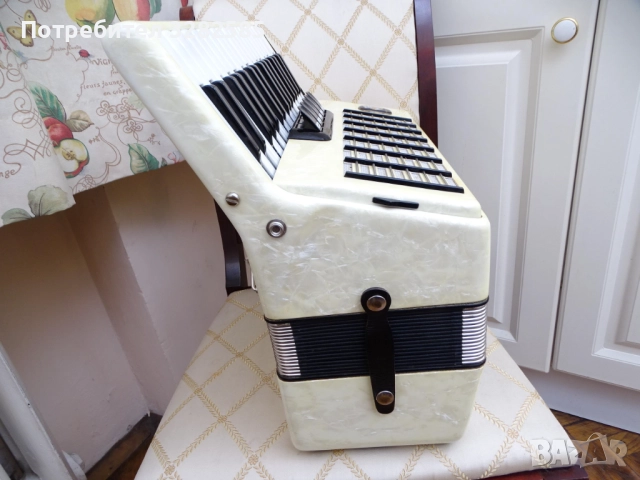 Акордеон Велтмайстер Стела 60 баса, снимка 4 - Акордеони - 52804496