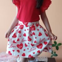 Ефектна бяла поличка на червени сърца с блузка в червено, снимка 1 - Детски комплекти - 45466448