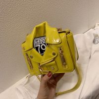 Лачена чантичка Yellow Jacket, снимка 4 - Чанти - 45350264