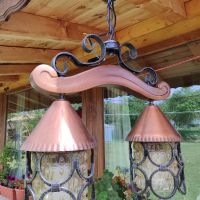 Красив старинен полилей от ковано желязо, дърво и красиви стъкленици и орнаменти , снимка 5 - Лампи за таван - 45435412
