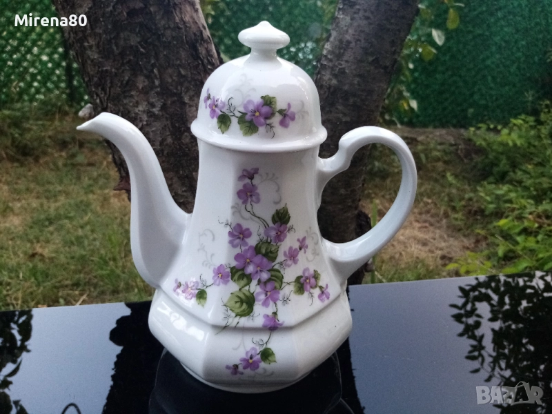 Баварски чайник с теменужки, снимка 1