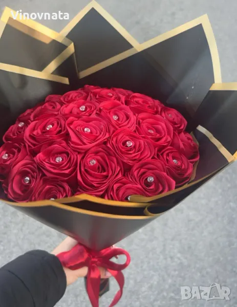 Букет от 27 сатенени рози с камъчета , снимка 1