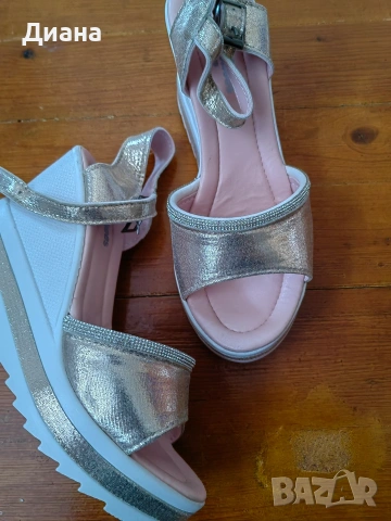 чисто нови дамски обувки 