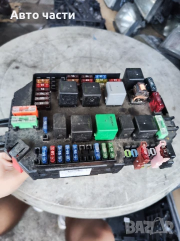 MERCEDES-BENZ S-CLASS W221 КУТИЯ С ПРЕДПАЗИТЕЛИ НА SAM A2215402250 A2215450001, снимка 2 - Части - 50783489