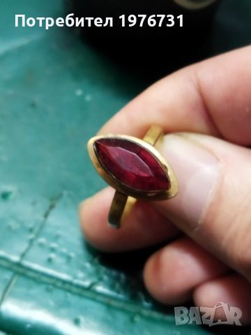 Стар пръстен с червен камък