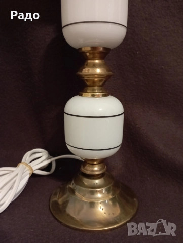 Красива старинна лампа с бял стъклен абажур, снимка 2 - Настолни лампи - 52085417