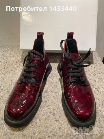 Обувки в цвят бордо