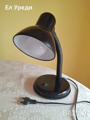 Класическа настолна лампа, черна