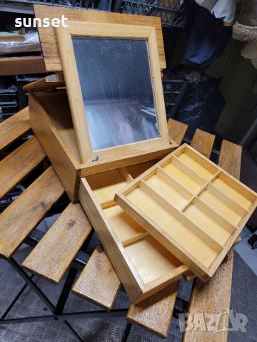 сгъваема дървена кутия за бижута с огледало,- стара;))