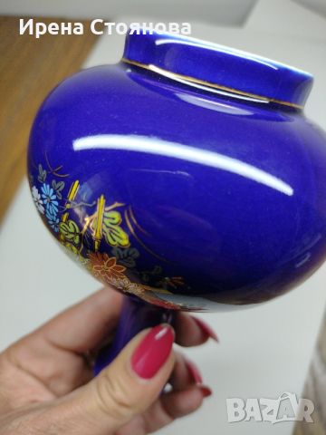 Малка китайска ваза в кобалтово синьо украсена с букет от цветя, подчертани със злато., снимка 8 - Вази - 45194313