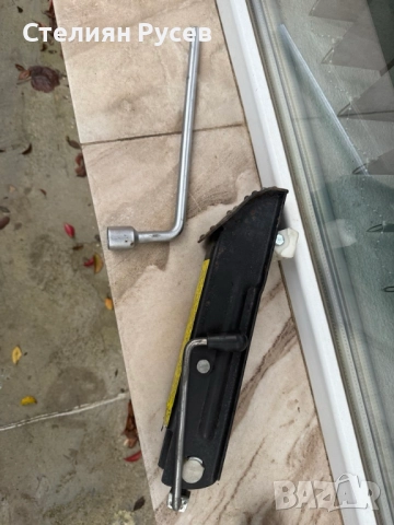 автомобилен крик за свален от mercedes S class w 221  2007г цена 25 лв или 12,78 евро за крика   - о, снимка 2 - Аксесоари и консумативи - 52377244