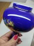 Малка китайска ваза в кобалтово синьо украсена с букет от цветя, подчертани със злато., снимка 8