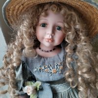 Колекционерска порцеланова кукла, снимка 1 - Кукли - 45119765