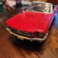 Ford Mustang 1/18 Welly 1964, снимка 1 - Колекции - 45694245