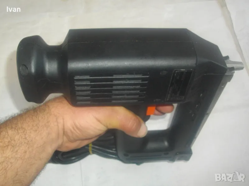 НОВ ОРИГИНАЛЕН НЕМСКИ BLACK DECKER ГОЛЯМ ЕЛЕКТРИЧЕСКИ ТАКЕР КОМБИНИРАН СКОБИ ПИРОНИ 19-30мм , снимка 1