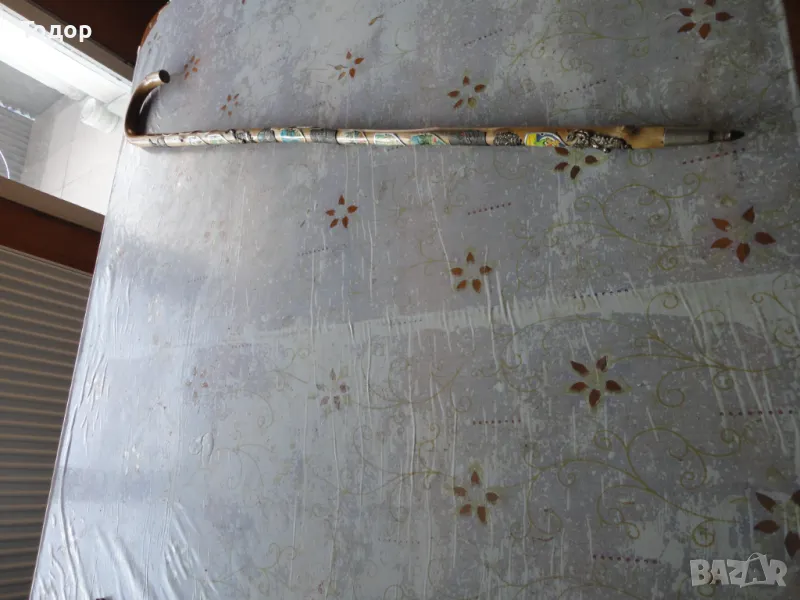 Страхотен туристически бастун с шип и значки , снимка 1